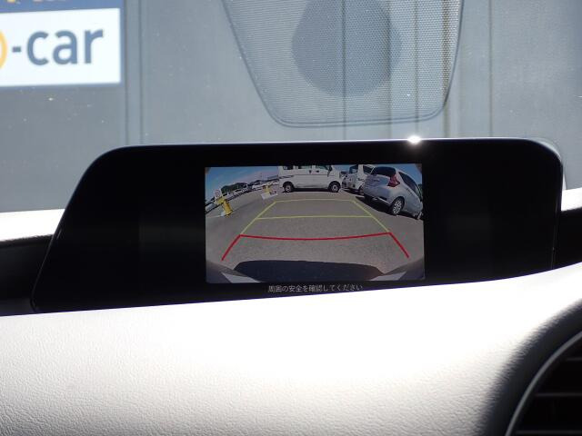 バックカメラ装備しております。駐車時に大変役に立ちますよ♪駐車が苦手な方にも便利機能です♪