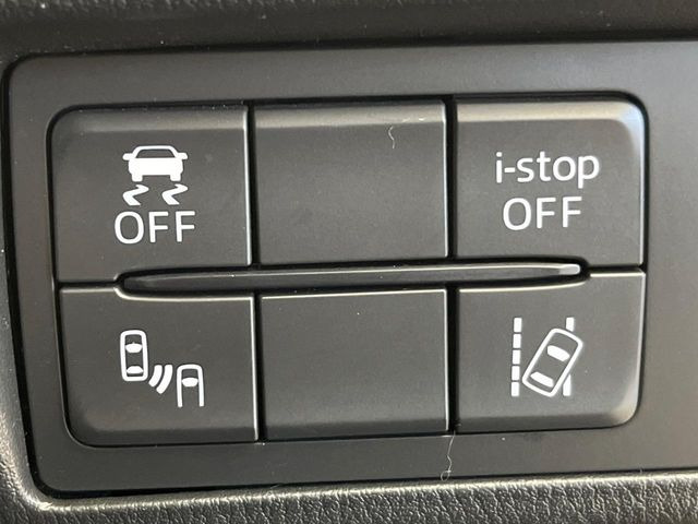 【ブラインドスポットモニタリング】走行中、ドアミラーの死角になりやすい箇所に後続車が接近するとサイドミラー付近に警告を表示、ドライバーに注意喚起をしてくれます。