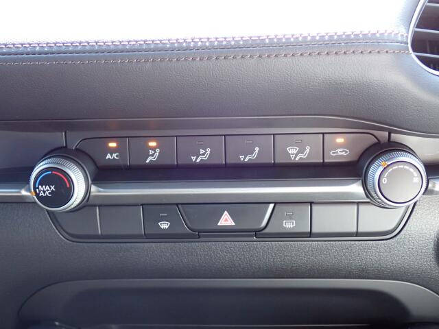 エアコンはダイヤル式での操作になります