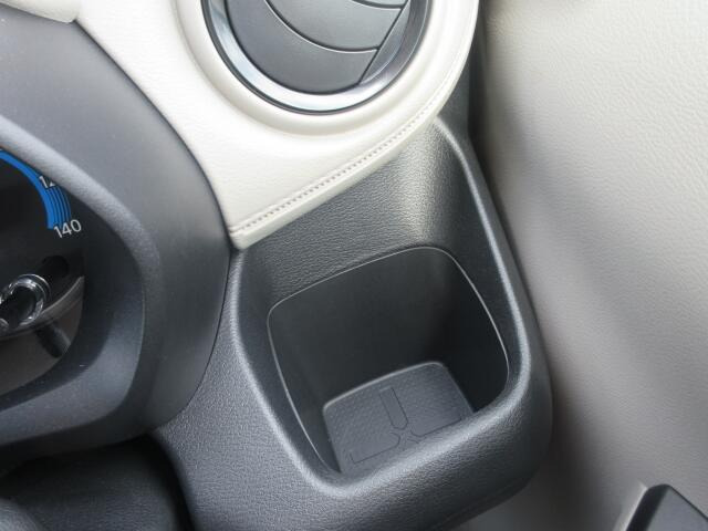 運転席側にドリンクホルダーも装備されています☆