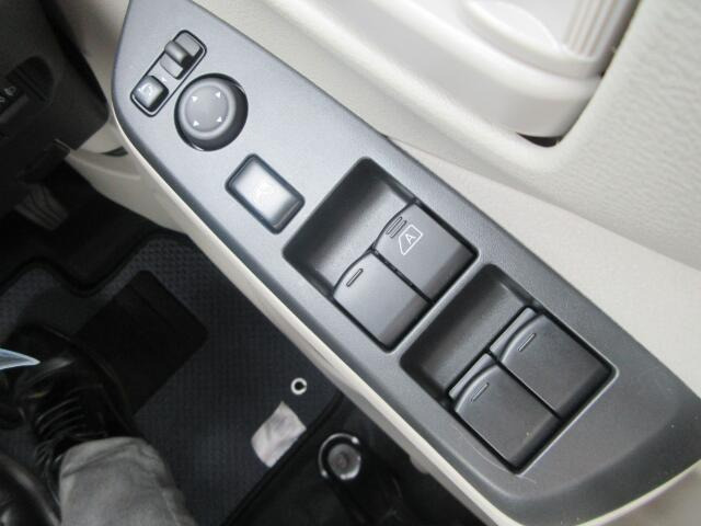パワーウィンドウは運転席のスイッチのみオート機能も装備されております。ウィンドウロックも装備されているので、お子様と一緒の時も安心ですね。
