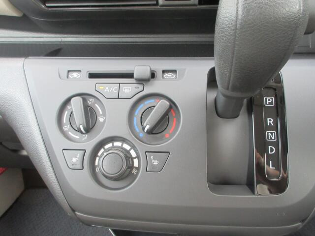 ダイヤルを回すだけで温度調節が出来るマニュアルエアコン付きです。