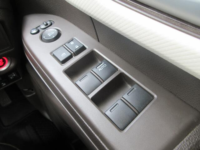 �p���[�E�B���h�E�͉^�]�Ȃ̃X�C�b�`�̂݃I�[�g�@�\����������Ă���܂��B�E�B���h�E���b�N����������Ă���̂ŁA���q�l�ƈꏏ�̎������S�ł��ˁB