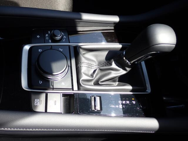 シフトノブはスレがなく、きれいな状態です。いつでも触れる部分がきれいだと大切に乗られていたことが分かりますよ。