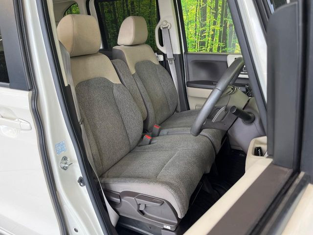 運転席シート廻りは使用感も少なく、良好な状態となっています。丁寧に使われていたことがよくわかりますね。