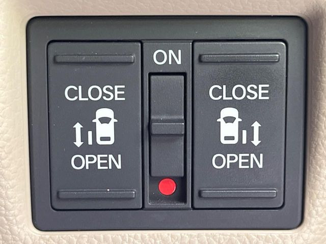 【両側パワースライドドア】スマートキーや運転席のスイッチで後席両側スライドドアの開閉が可能♪電動だから力を入れてドアを開ける必要が無く、小さなお子様でも簡単に開け閉めでき快適です♪