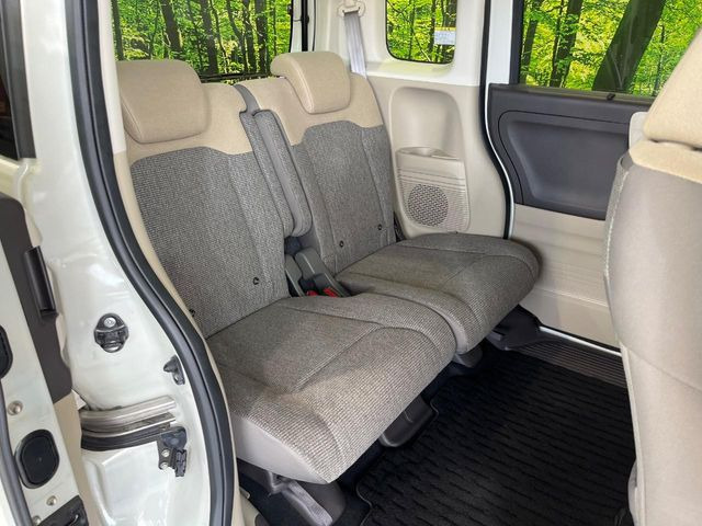 後部座席も気になるようなキズ・汚れやへたり等、大きなダメージはなく、良好な状態です。