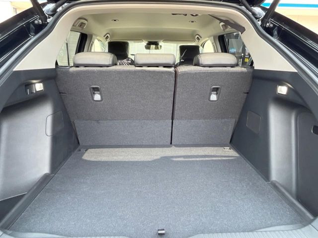 ���i�̂���������ʋ΁A���}���ɏ\���ȉ׎��X�y�[�X���m�ۂ��Ă���܂��B�Z�J���h�V�[�g��|���ƁA�傫�ȉו��̐ύڂ��\�ł���