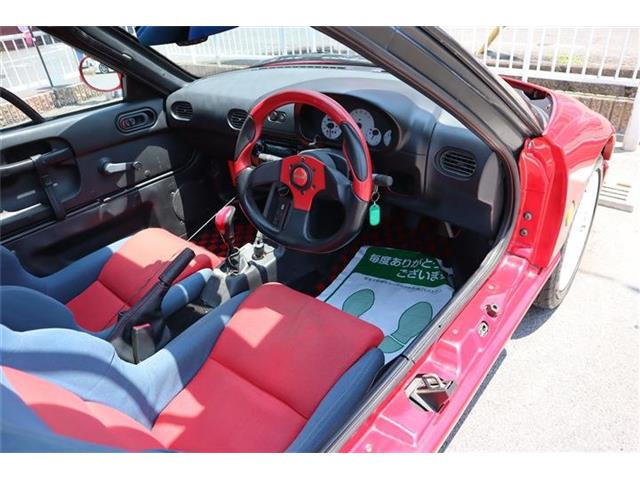 室内も充分・年式以上に綺麗です!更にスタッフが真心込めて納車の清掃や準備をします!(気になる方には別途ルームクリーニング・革調カバー販売など)対応できます。