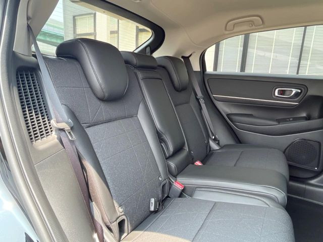 ���i���ȃI���W�i���t���A�}�b�g���I�v�V�����ɂĂ��p�ӂ��Ă���܂��B���D���ȃf�U�C����J���[�����Ԃɍ��킹�đI��ł����������Ƃ��ł��܂���