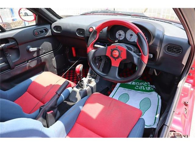 室内も充分・年式以上に綺麗です!更にスタッフが真心込めて納車の清掃や準備をします!(気になる方には別途ルームクリーニング・革調カバー販売など)対応できます。