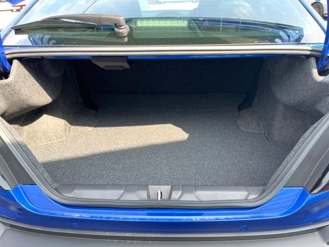 積み下ろしのしやすいデッキにはたっぷりと荷物を積み込んでいただけます。遊びから仕事まで、様々なシーンで頼れます♪