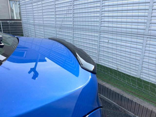 【リヤスポイラー】スポーツカーらしさがグッと引き立つ大型リヤスポイラーを装着♪高速走行時のスタビリティ(走行安定性)向上に役立ちます。