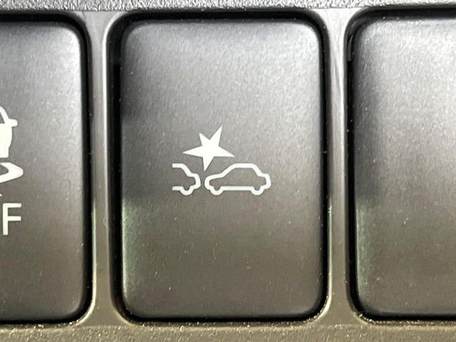 �y�G�}�[�W�F���V�[�u���[�L�z���s���ɑO���̎ԗ�����F�����A�Փ˂������Ȏ��͌x��ƃu���[�L�ŏՓˉ���Ɣ�Q�y�����A�V�X�g�B�����S�Ƀh���C�u�����y���݂��������܂��B