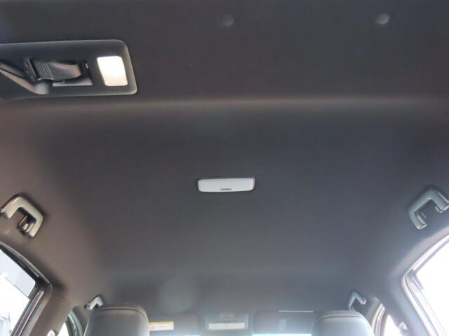 天井の状態も良好です。タバコを吸っていた車は、天井の色が変色してしまっているものもあります。中古車探しの際は、天井の状態も重要なポイントですよ!