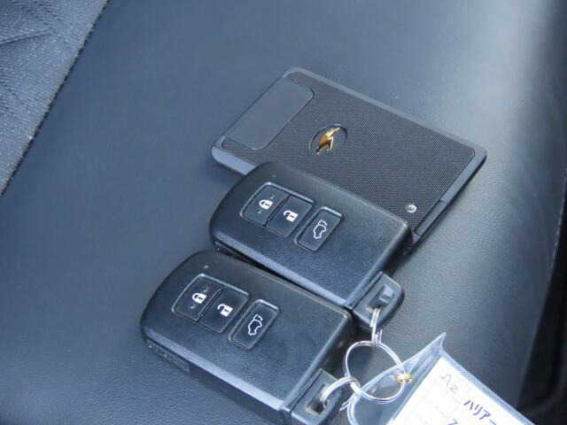 キーをポケットに入れたままでもエンジンON/OFF、ドア施錠/開錠可能♪便利なスマートキー付です♪