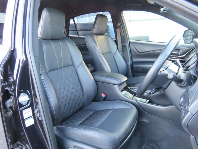 フロントシートも状態良好ですよ。大きな汚れもなく、安心です。座り心地もいいですよ。