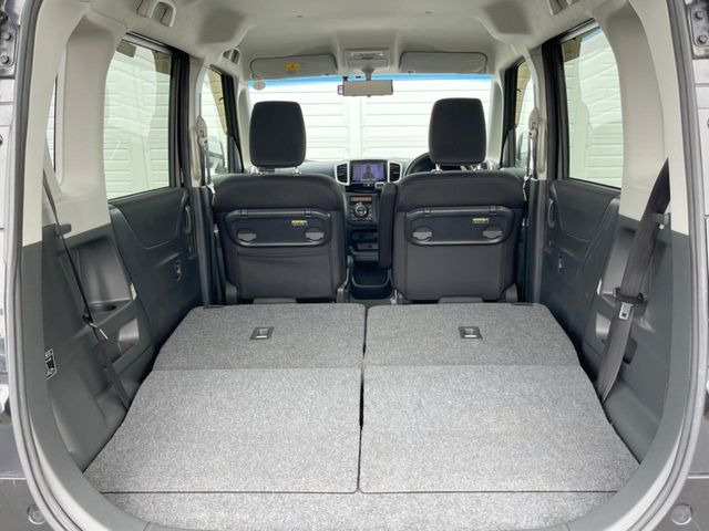 ���i�̂���������ʋ΁A���}���ɏ\���ȉ׎��X�y�[�X���m�ۂ��Ă���܂��B�Z�J���h�V�[�g��|���ƁA�傫�ȉו��̐ύڂ��\�ł���