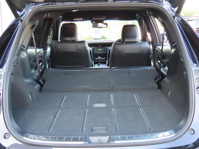 シートを倒せば、ラゲッジスペースがこんなにも広くなりますよ♪