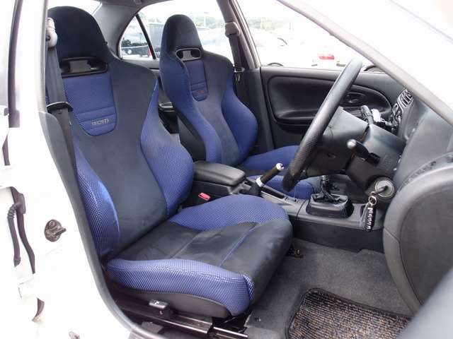 標準装備のRECAROシートには、目立つような切れなども御座いません。ご希望に応じて人気のBRIDEシートもお得な金額にてお取付け可能です。お気軽にスタッフまでお申し付け下さいませ