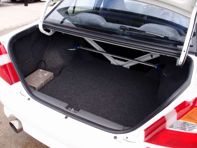 弊社はドアのヒンジ部分/各種内張り/フロアマットなど、細かな所も綺麗にクリーニング致します。新車おろしたてのような輝きある車両をお客様にご納車させて頂きます。ご遠方のお客様もご安心してご検討下さいませ