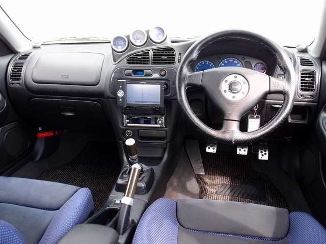 室内は綺麗にルームクリーニング済みとなります。たばこの嫌な臭いや芳香剤の臭いも御座いません。ご希望に応じてRECARO製などのスポーツシートに変更も可能です。お気軽にご相談下さいませ