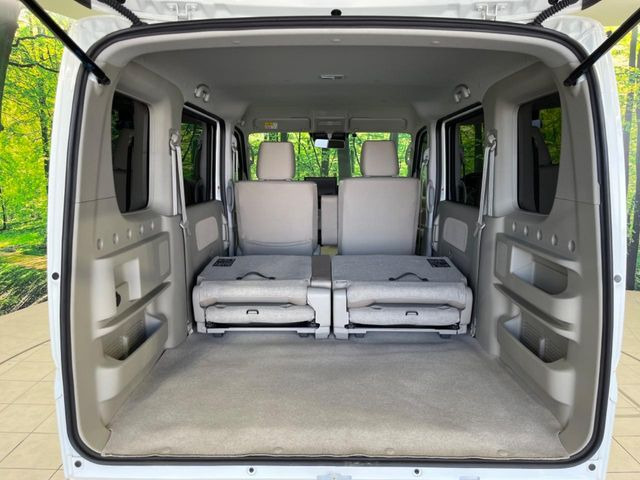 ���i�̂���������ʋ΁A���}���ɏ\���ȉ׎��X�y�[�X���m�ۂ��Ă���܂��B�Z�J���h�V�[�g��|���ƁA�傫�ȉו��̐ύڂ��\�ł���