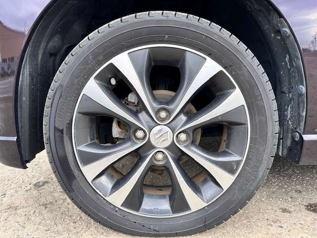 【アルミホイール】デザイン性が大事ですが、スチールホイールに比べてアルミは軽量ですので、燃費や走りにも影響します。