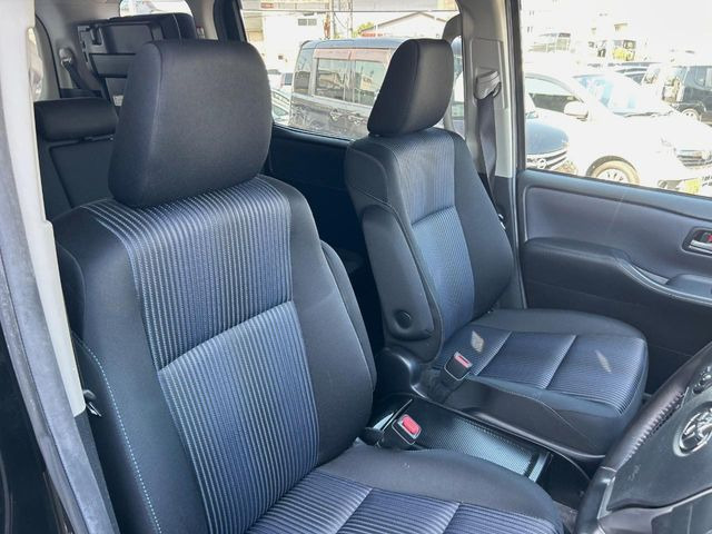 運転席まわりには十分なスペースがあり、大柄な方でもゆったり運転していただける環境です。