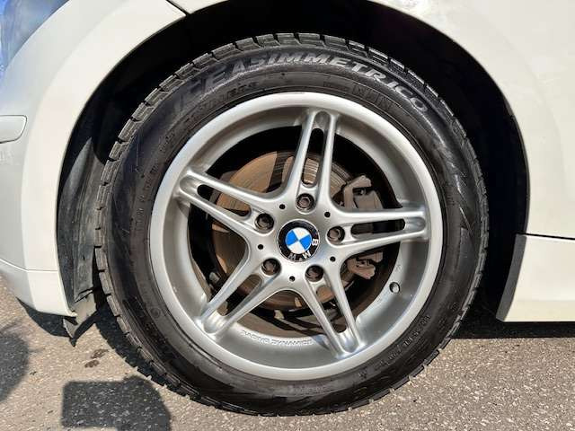 �y�A���~�z�C�[���z�f�U�C�������厖�ł����A�X�`�[���z�C�[���ɔ�ׂăA���~�͌y�ʂł��̂ŁA�R��⑖��ɂ��e�����܂��B