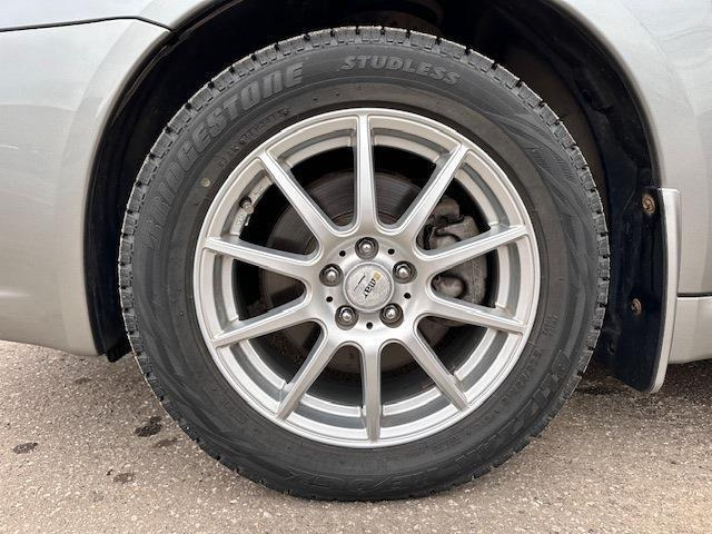 【アルミホイール】デザイン性が大事ですが、スチールホイールに比べてアルミは軽量ですので、燃費や走りにも影響します。