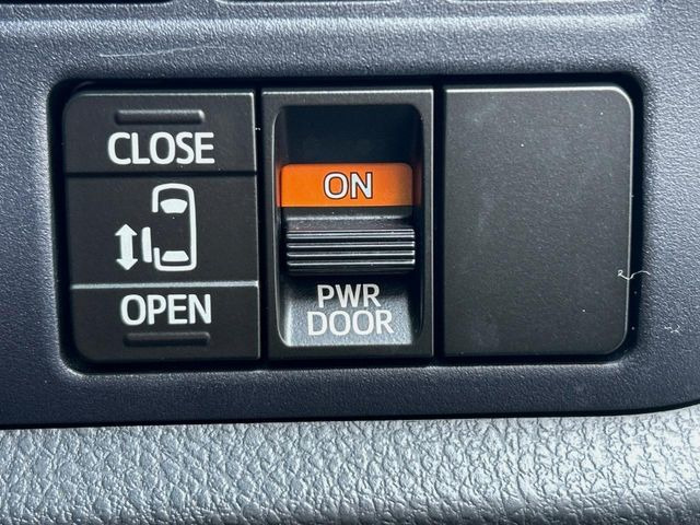 【パワースライドドア】スマートキーや運転席のスイッチでスライドドアの開閉が可能♪電動だから力を入れてドアを開ける必要が無く、小さいお子様でも、重い荷物を持っている時もラクに開け閉めできます♪