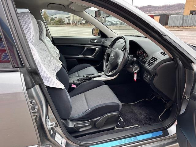 運転する際の心地よさは、シートが大部分を占めるかと思います。ぜひ一度実車をご確認下さい!