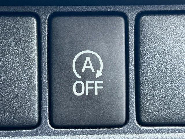 【アイドリングストップ】赤信号や渋滞で停車した際にエンジンを停止し、無駄な燃料の消費を抑えます。燃費向上や環境保護につなげる機能♪エンジンはブレーキを離せば再始動します。