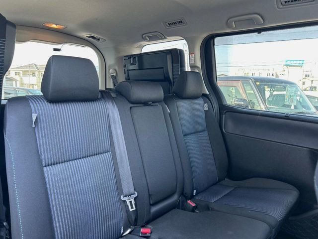 広々とした2列目シートは居住性が高く、居心地も快適!友達や家族とのお出かけにぴったりです。ベビーシートやチャイルドシート使用時も快適にお過ごしいただける十分な空間を確保しています。