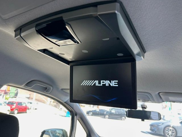 【フリップダウンモニター】大画面モニターで後席でもエンタメをお楽しみいただけます。小さなお子様にも大人気の装備です♪