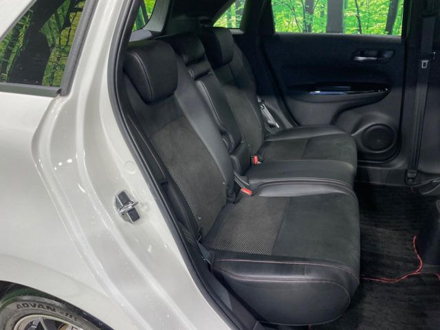 後部座席も気になるようなキズ・汚れやへたり等、大きなダメージはなく、良好な状態です。