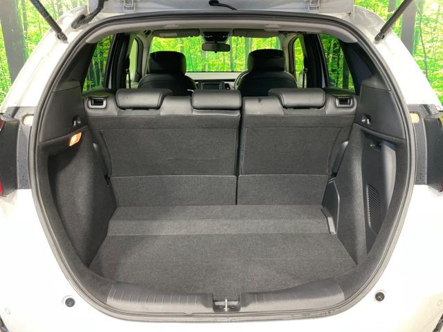 ラゲッジルームは、大容量のスペースを確保。普段のお買い物からレジャーまで、幅広く活躍してくれます!また、リアシートを倒すことでバリエーション豊かにお使いいただけます。