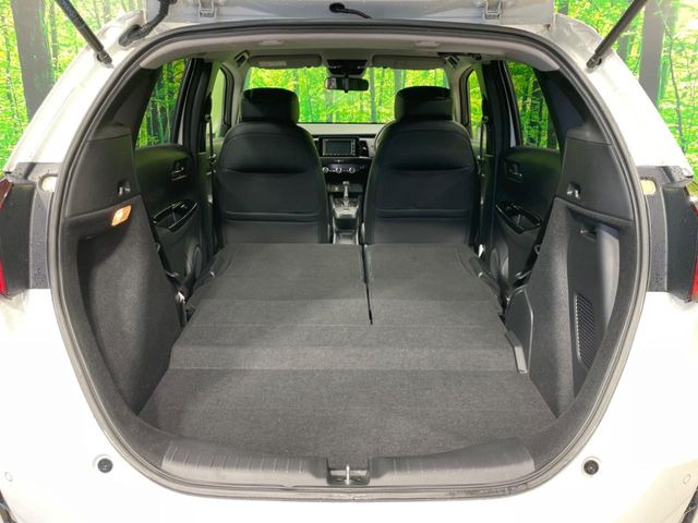 後席を格納すると、これだけの広さが!シーンに合わせたシートアレンジで、大きな荷物も積むことが出来ます♪
