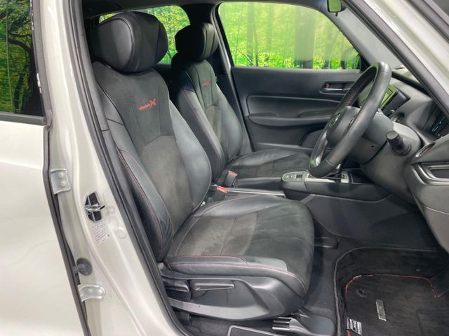 【ハーフレザーシート】高級感と座り心地を両立した人気のシート♪背面・座面のファブリック素材は、通気性の良さや滑りにくさに優れています。気温や服装に左右されず快適にお乗りいただけます。