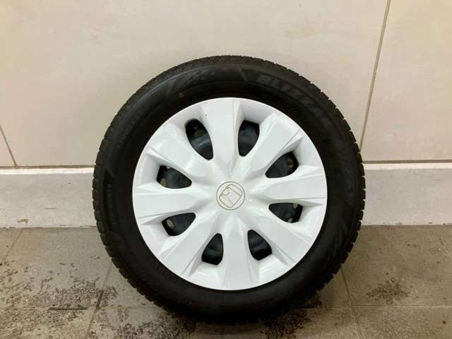 【店内スペース】お子様とご一緒にお越し頂ける安心のキッズスペース♪フリードリンクコーナー♪ファミリーでもお気軽にお越し頂ける空間をご用意しました!展示車も店内スペースには常時2台はご用意しております!