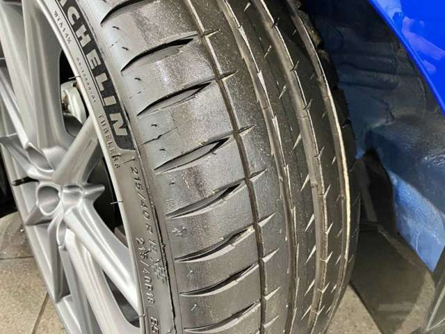 【店内スペース】お子様とご一緒にお越し頂ける安心のキッズスペース♪フリードリンクコーナー♪ファミリーでもお気軽にお越し頂ける空間をご用意しました!展示車も店内スペースには常時2台はご用意しております!