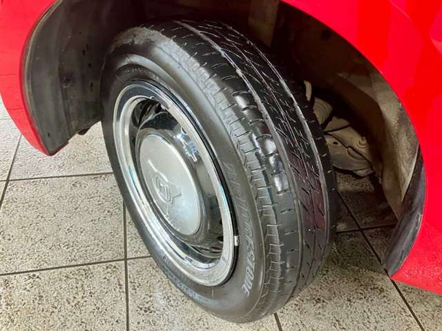 【店内スペース】お子様とご一緒にお越し頂ける安心のキッズスペース♪フリードリンクコーナー♪ファミリーでもお気軽にお越し頂ける空間をご用意しました!展示車も店内スペースには常時2台はご用意しております!