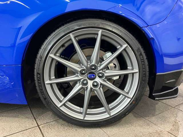 【店内スペース】お子様とご一緒にお越し頂ける安心のキッズスペース♪フリードリンクコーナー♪ファミリーでもお気軽にお越し頂ける空間をご用意しました!展示車も店内スペースには常時2台はご用意しております!