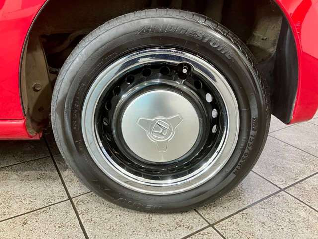 【店内スペース】お子様とご一緒にお越し頂ける安心のキッズスペース♪フリードリンクコーナー♪ファミリーでもお気軽にお越し頂ける空間をご用意しました!展示車も店内スペースには常時2台はご用意しております!