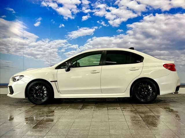 ���O�������Ƃ��ẮA���b�V���^�C�v�t�����g�O�����A�u���b�N�J���[�h���[�t�A���e�i�A�T�C�h�K�[�j�b�V���A���A�o���p�[�A�uRA-R�v���A�I�[�i�����g�ɁuSTI 30th ANNIVARSARY�v�G���u����