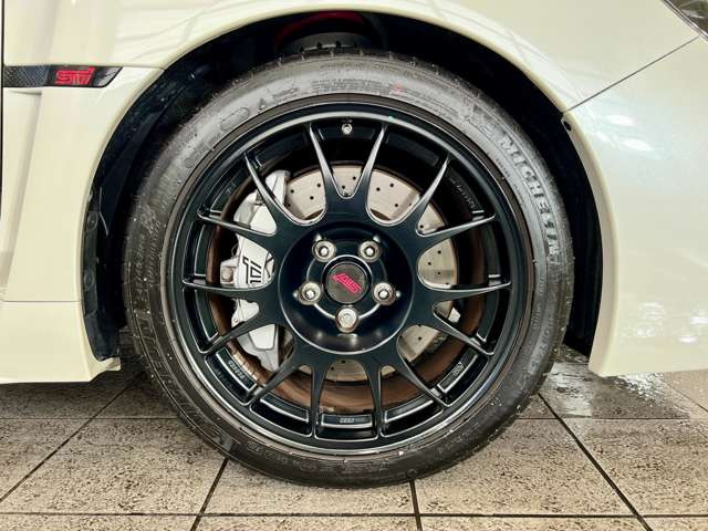 �^�C���̓g���b�h�̃A�E�g���ƃC�����ňقȂ�R���p�E���h���̗p���A�h���C&�E�F�b�g���킸���͂ȃO���b�v�𔭊�����~�V���������u�p�C���b�g�X�|�[�c4S�v(245/40ZR18)�𗚂�