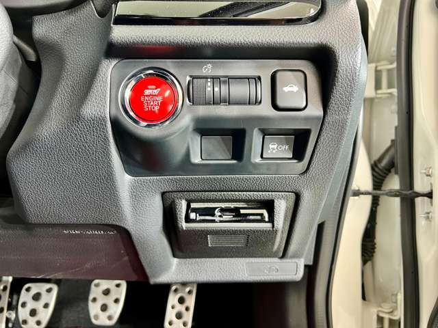 TYPE RA-R�ł͌y�ʉ��p�[�c�̗̍p��p�[�c���̂��̂̎��O���ɂ���ēO�ꂵ���y�ʉ��ƃR�X�g�����������AWRX STI���{�������\�Ɗy�������Ɍ��܂ō��߂����f���ƂȂ��Ă���̂��������B