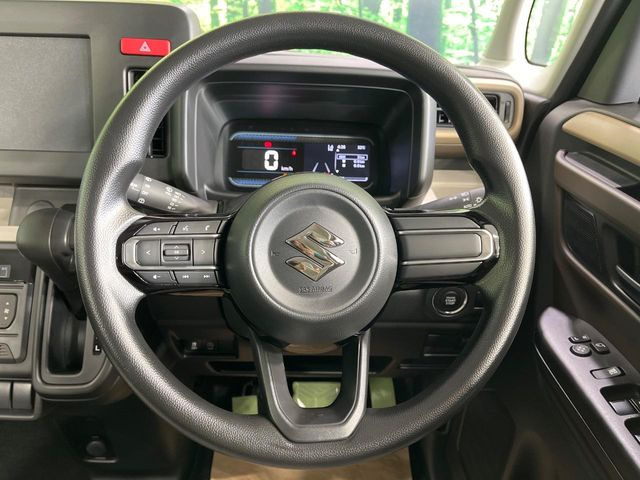 �C���e���A�ɍ��킹���f�U�C���̃X�e�A�����O�́A�^�]�������̂��Ƃ��l���A�^�]���₷���`��A�傫���ł��B�����x�A���ۂɐG���Ă��m���߂��������B