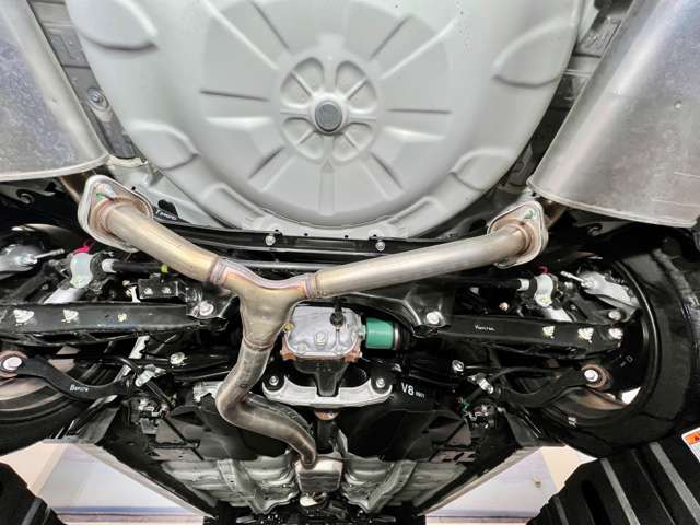 �t�����g�ɂ͉ό����̓T�X�y���V�����ƃt�����g+�����̃A�N�e�B�u�E�g���N�E�x�N�^�����O�̌��ʂɂ�苭�x�ł��Ȃ₩�ȏ�薡�ƃV���[�v�ȃR�[�i�����O������